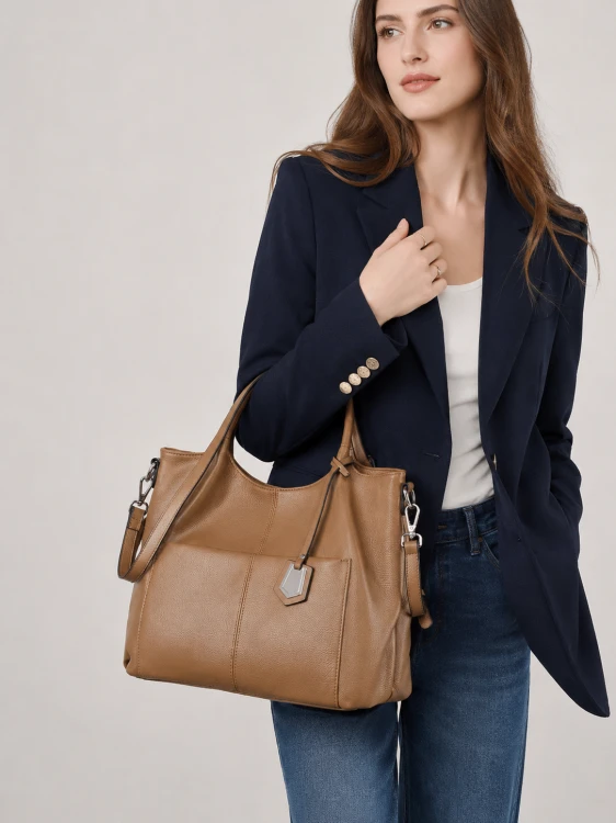 Klasyczna torebka damska ze skóry naturalnej w eleganckim odcieniu camel brown. Miękka konstrukcja, funkcjonalne wnętrze i ponadczasowy fason sprawiają, że będzie doskonałym uzupełnieniem codziennych oraz biznesowych stylizacji.