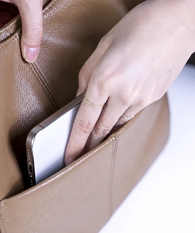 Klasyczna torebka damska ze skóry naturalnej w eleganckim odcieniu camel brown - kieszonka zewnętrzna zapinana na magnes pomieści telefon, notes...