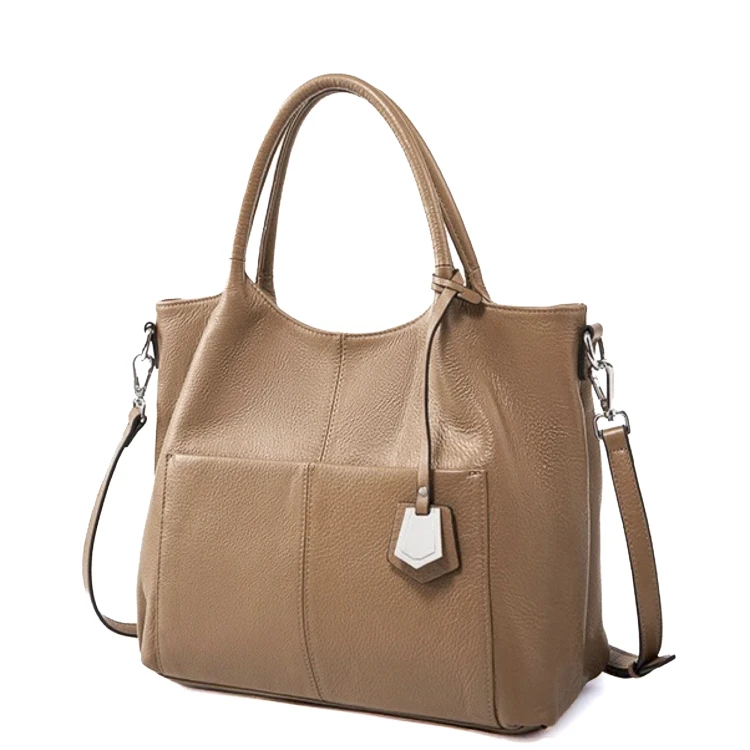 Skórzana torebka Versono Daily Tote Camel Brown wykonana z naturalnej skóry top grain. Pojemny model z praktycznymi kieszeniami, regulowanym paskiem oraz wygodnymi uchwytami. Idealna do pracy i na co dzień.
