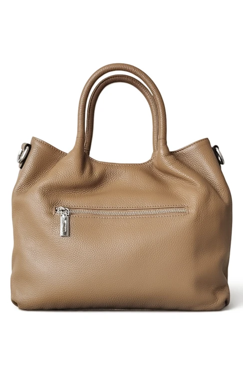 Elegancka skórzana shopperka w ciepłym odcieniu camel brown. Miękka naturalna skóra, pojemne wnętrze i wygodny pasek na ramię sprawiają, że model świetnie sprawdzi się zarówno do pracy, jak i podczas codziennych wyjść. Tył torebki z kieszonką na suwak.