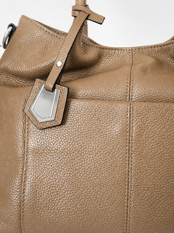Elegancka skórzana shopperka w ciepłym odcieniu camel brown. Miękka naturalna skóra, pojemne wnętrze i wygodny pasek na ramię sprawiają, że model świetnie sprawdzi się zarówno do pracy, jak i podczas codziennych wyjść.