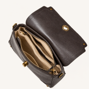 Klasyczna skórzana torebka damska wykonana z wysokogatunkowej skóry naturalnej top grain leather zapinana na suwak i klapkę z zapięciem obrotowym. Funkacjonalne wnętrze z kieszonkami.