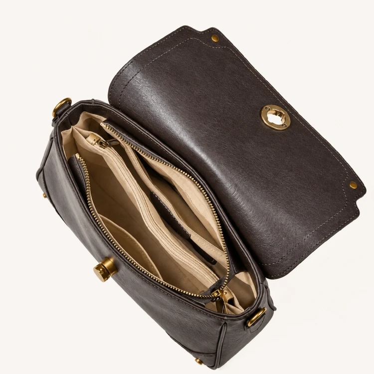Klasyczna skórzana torebka damska wykonana z wysokogatunkowej skóry naturalnej top grain leather zapinana na suwak i klapkę z zapięciem obrotowym. Funkacjonalne wnętrze z kieszonkami.
