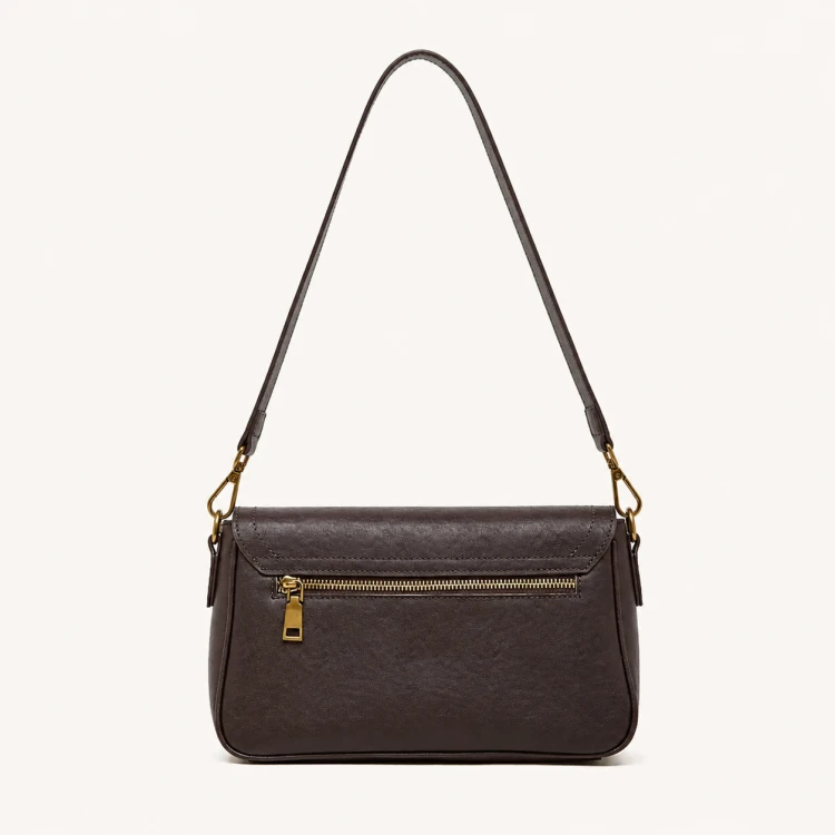 Klasyczna skórzana torebka damska wykonana z wysokogatunkowej skóry naturalnej top grain leather zapinana na suwak i klapkę z zapięciem obrotowym. Tył.