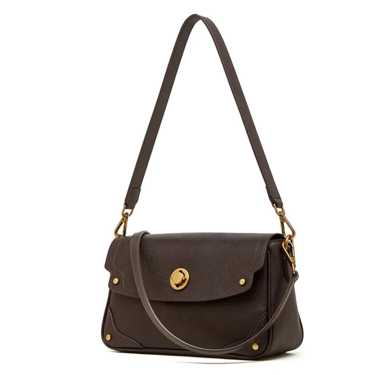 Klasyczna skórzana torebka damska wykonana z wysokogatunkowej skóry naturalnej top grain leather. Elegancki ciemnobrązowy odcień, dwa wymienne paski oraz funkcjonalnie zaprojektowane wnętrze.