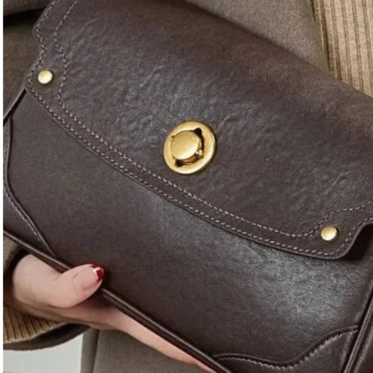 Klasyczna skórzana torebka damska wykonana z wysokogatunkowej skóry naturalnej top grain leather. Elegancki ciemnobrązowy odcień, dwa wymienne paski oraz funkcjonalnie zaprojektowane wnętrze. Detal