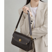 Klasyczna skórzana torebka damska wykonana z wysokogatunkowej skóry naturalnej top grain leather zapinana na suwak i klapkę z zapięciem obrotowym. Modelka.
