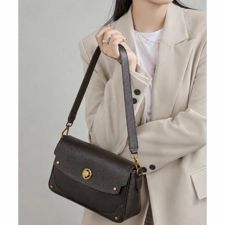 Klasyczna skórzana torebka damska wykonana z wysokogatunkowej skóry naturalnej top grain leather zapinana na suwak i klapkę z zapięciem obrotowym. Modelka.