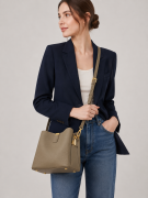 Torebka damska Top Grain Leather Taupe z trzema wymiennymi paskami - modelka