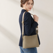 Torebka damska Top Grain Leather Taupe z trzema wymiennymi paskami - modelka