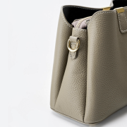 4.pnTorebka damska Top Grain Leather Taupe z trzema wymiennymi paskami - detal