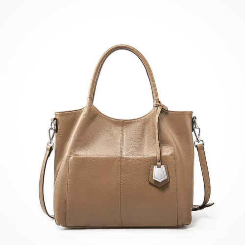Skórzana torebka Versono Daily Tote Camel Brown wykonana z naturalnej skóry top grain. Pojemny model z praktycznymi kieszeniami, regulowanym paskiem oraz wygodnymi uchwytami. Idealna do pracy i na co dzień.