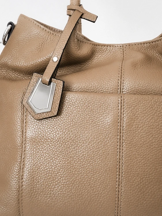 Elegancka skórzana shopperka w ciepłym odcieniu camel brown. Miękka naturalna skóra, pojemne wnętrze i wygodny pasek na ramię sprawiają, że model świetnie sprawdzi się zarówno do pracy, jak i podczas codziennych wyjść.