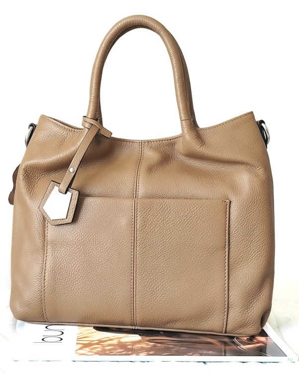 Elegancka skórzana shopperka w ciepłym odcieniu camel brown. Miękka naturalna skóra, pojemne wnętrze i wygodny pasek na ramię sprawiają, że model świetnie sprawdzi się zarówno do pracy, jak i podczas codziennych wyjść.