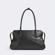 Czarna, elegancka skórzana torebka na ramię o modnej, poziomej sylwetce inspirowanej stylem East-West. Wykonana z naturalnej skóry licowej top grain leather.