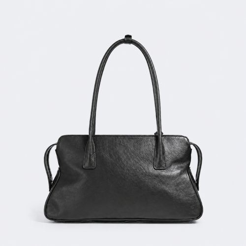 Czarna, elegancka skórzana torebka na ramię o modnej, poziomej sylwetce inspirowanej stylem East-West. Wykonana z naturalnej skóry licowej top grain leather.
