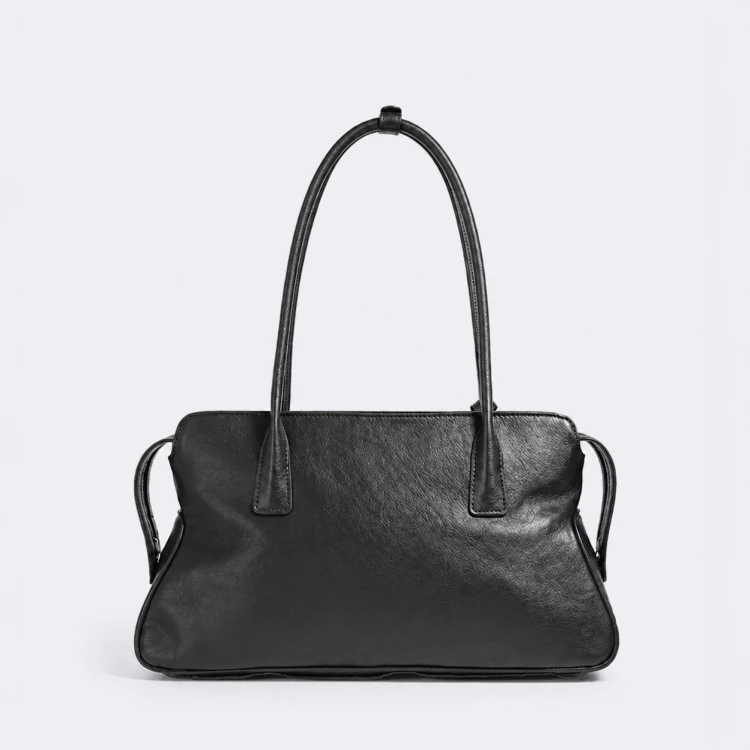 Czarna, elegancka skórzana torebka na ramię o modnej, poziomej sylwetce inspirowanej stylem East-West. Wykonana z naturalnej skóry licowej top grain leather.