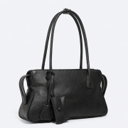 Czarna, elegancka skórzana torebka na ramię o modnej, poziomej sylwetce inspirowanej stylem East-West. Wykonana z naturalnej skóry licowej top grain leather.