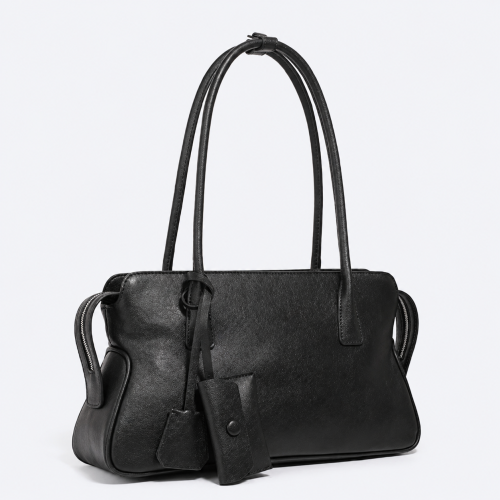 Czarna, elegancka skórzana torebka na ramię o modnej, poziomej sylwetce inspirowanej stylem East-West. Wykonana z naturalnej skóry licowej top grain leather.
