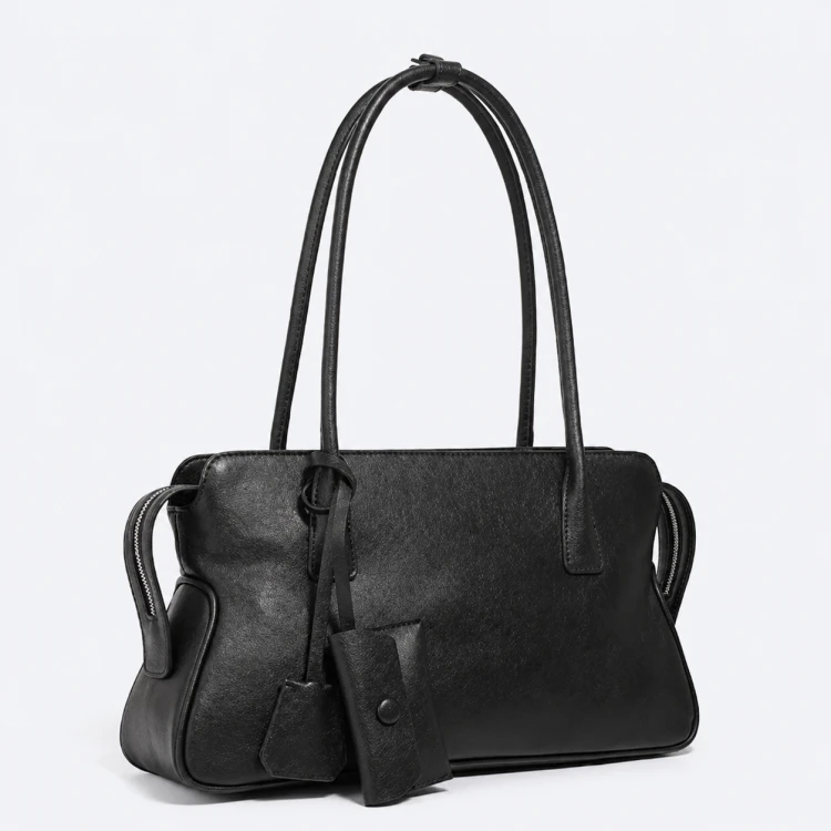 Czarna, elegancka skórzana torebka na ramię o modnej, poziomej sylwetce inspirowanej stylem East-West. Wykonana z naturalnej skóry licowej top grain leather.