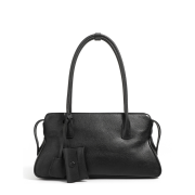 Czarna, elegancka skórzana torebka na ramię o modnej, poziomej sylwetce inspirowanej stylem East-West. Wykonana z naturalnej skóry licowej top grain leather