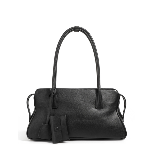 Czarna, elegancka skórzana torebka na ramię o modnej, poziomej sylwetce inspirowanej stylem East-West. Wykonana z naturalnej skóry licowej top grain leather