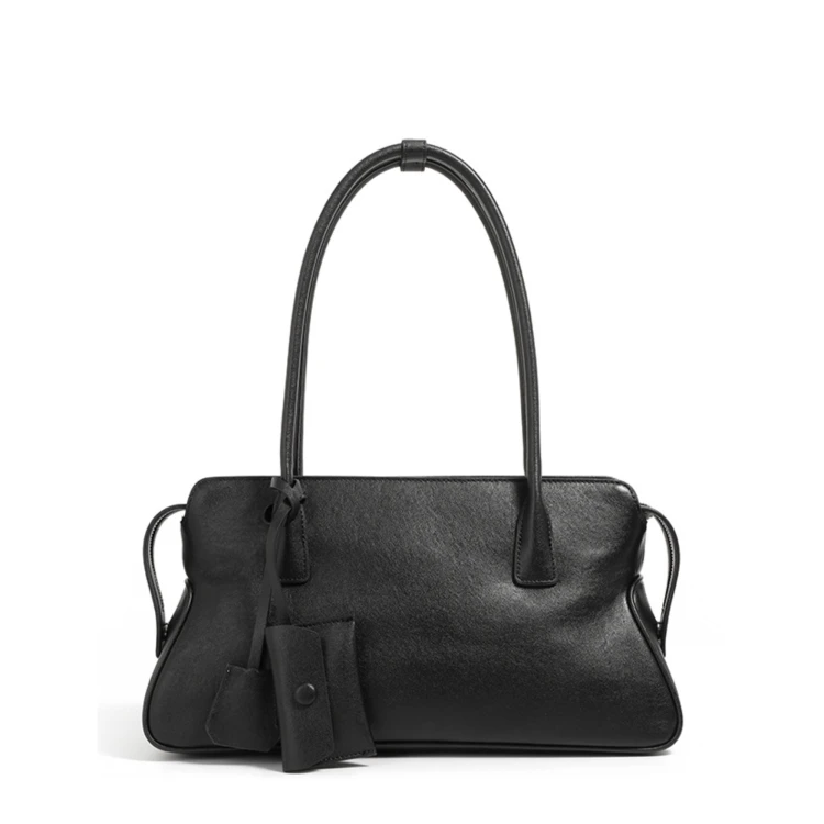 Czarna, elegancka skórzana torebka na ramię o modnej, poziomej sylwetce inspirowanej stylem East-West. Wykonana z naturalnej skóry licowej top grain leather