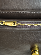 Klasyczna skórzana torebka damska wykonana z wysokogatunkowej skóry naturalnej top grain leather zapinana na suwak i klapkę z zapięciem obrotowym. Suwak.