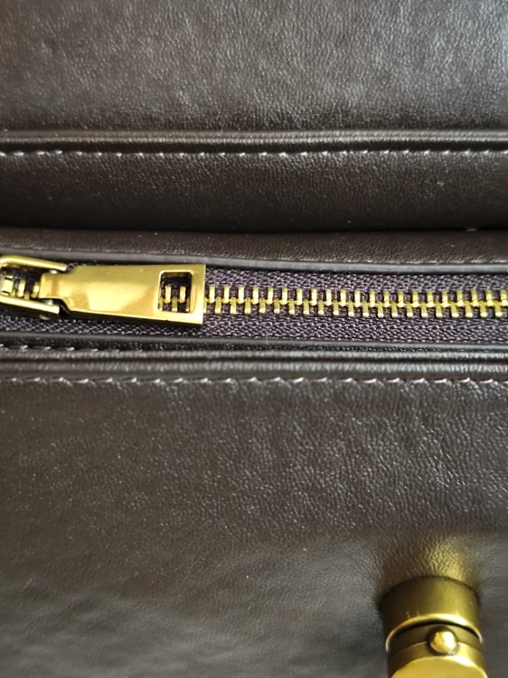 Klasyczna skórzana torebka damska wykonana z wysokogatunkowej skóry naturalnej top grain leather zapinana na suwak i klapkę z zapięciem obrotowym. Suwak.