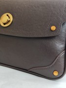 Klasyczna skórzana torebka damska wykonana z wysokogatunkowej skóry naturalnej top grain leather zapinana na suwak i klapkę z zapięciem obrotowym. Detal.