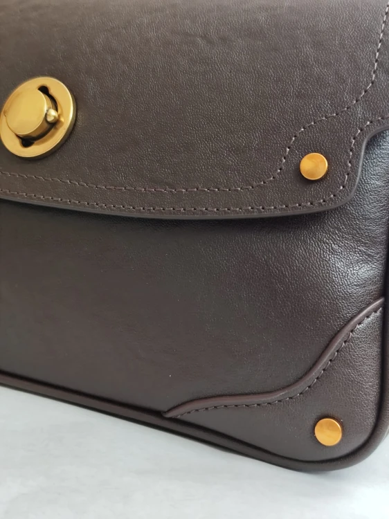 Klasyczna skórzana torebka damska wykonana z wysokogatunkowej skóry naturalnej top grain leather zapinana na suwak i klapkę z zapięciem obrotowym. Detal.