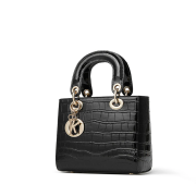 Mała czarna skórzana torebka wizytowa lakierowana Croco Black z uchwytem do ręki oraz dopinanym paskiem na ramię. Elegancka, z metalowymi zawieszkami w złotym kolorze.