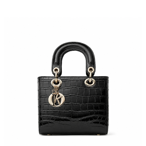 Mała czarna skórzana torebka lakierowana wizytowa Croco Black z uchwytem do ręki oraz dopinanym paskiem na ramię. Elegancka, z metalowymi zawieszkami w złotym kolorze.