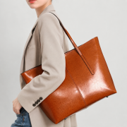 Duża skórzana torba typu shopper w kolorze karmelowym z uchwytem na ramię i pojemnym wnętrzem. Model.