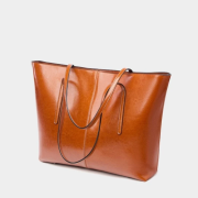 Duża skórzana torba typu shopper w kolorze karmelowym z uchwytem na ramię i pojemnym wnętrzem.