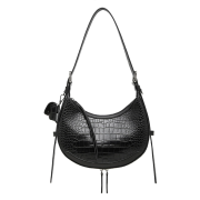 Versono Luna Black to czarna torebka ze skóry naturalnej z eleganckim tłoczeniem croco i regulowanym paskiem na ramię.