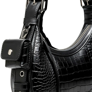 Versono Luna Black to czarna torebka ze skóry naturalnej z eleganckim tłoczeniem croco i regulowanym paskiem na ramię. Detale.