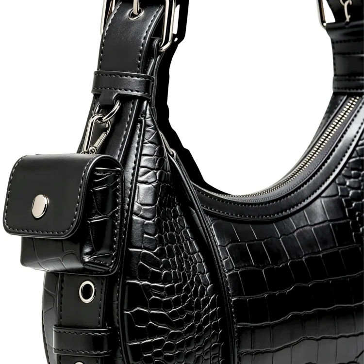 Versono Luna Black to czarna torebka ze skóry naturalnej z eleganckim tłoczeniem croco i regulowanym paskiem na ramię. Detale.