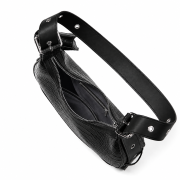 Versono Luna Black to czarna torebka ze skóry naturalnej z eleganckim tłoczeniem croco i regulowanym paskiem na ramię. Wnętrze.