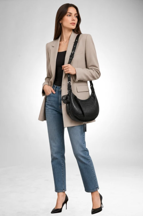 Versono Luna Black to czarna torebka ze skóry naturalnej z eleganckim tłoczeniem croco i regulowanym paskiem na ramię. Model.